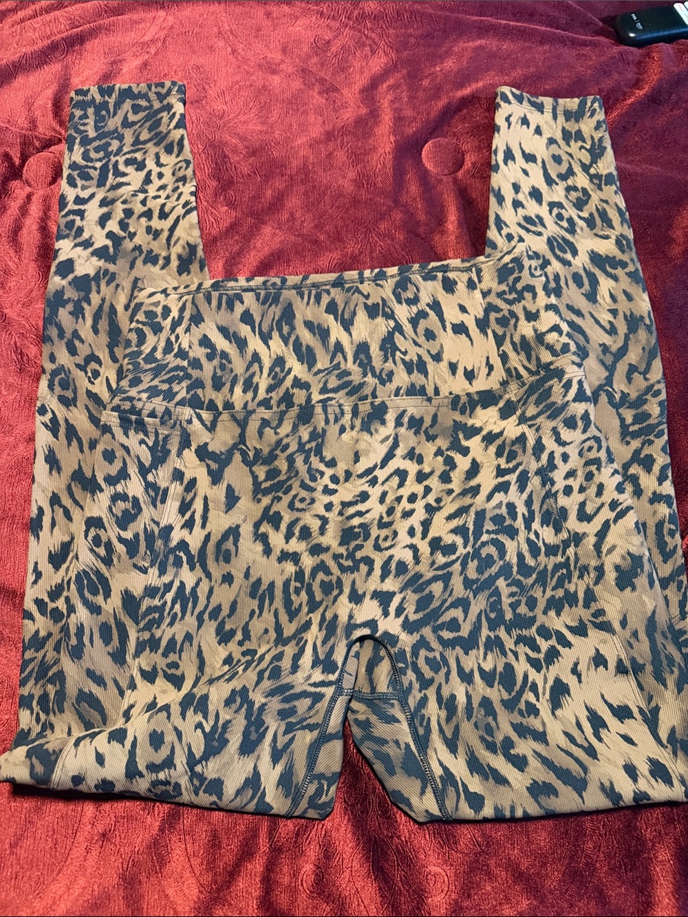 High-Rise Leopard Print Leggings in Beige and Black